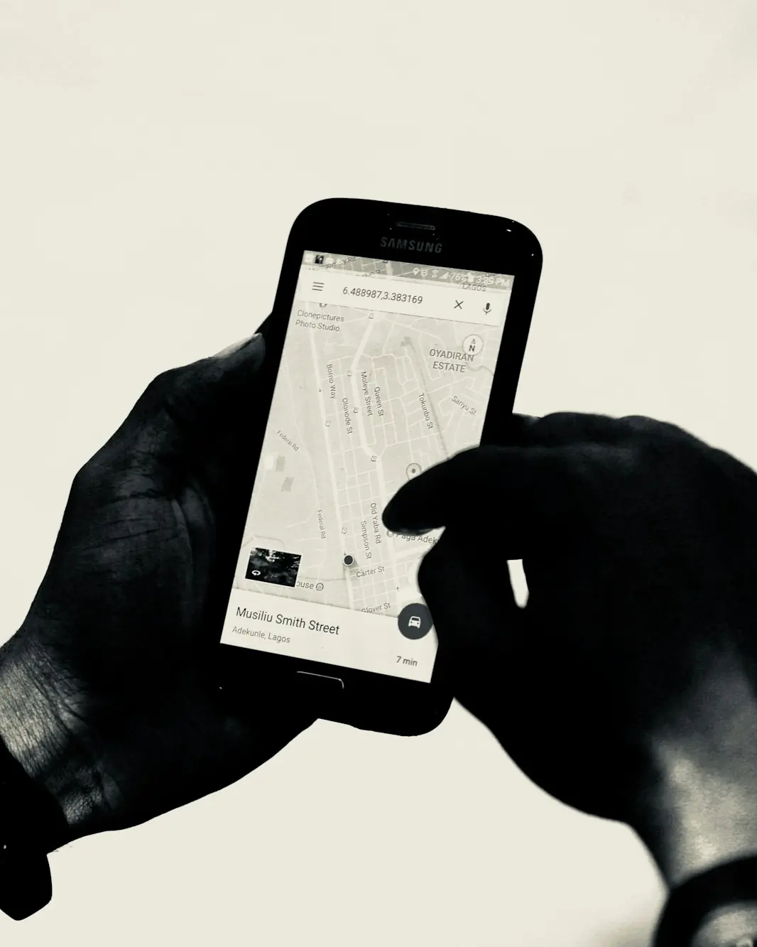 Zákazník hľadá firmu na mobile v Mapách Google